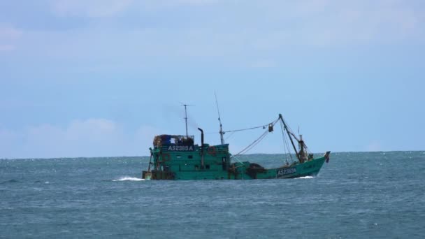Barco de pesca no oceano — Vídeo de Stock