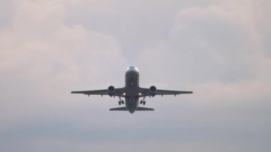 Jet uçağı kalkıyor.