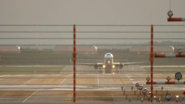 Jet uçağı kalkıyor.