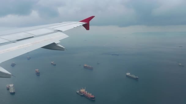 Luftaufnahme aus dem sinkenden Flugzeug — Stockvideo