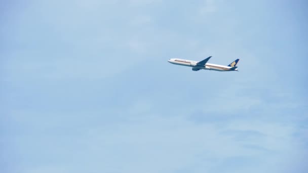 Singapore Airlines Boeing 777 salida del aeropuerto de Changi — Vídeos de Stock