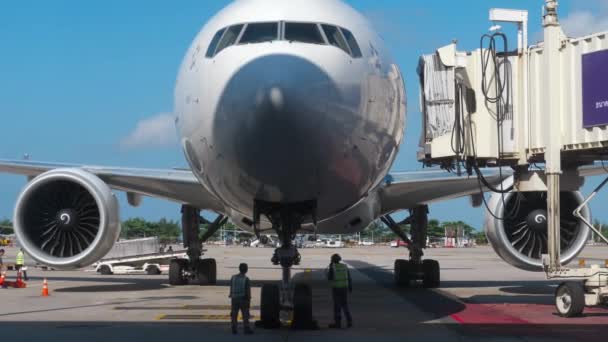 Letadlo zaparkováno po příjezdy — Stock video