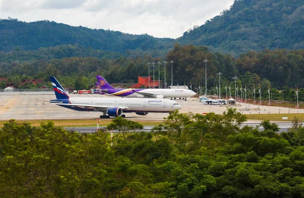 Boeing 777 on the runway — Stock Photo, Image