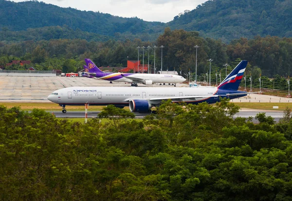 Boeing 777 ready to take off — Stock Photo, Image