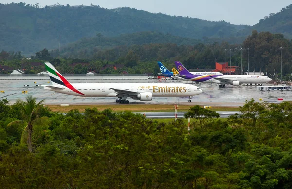 Boeing Emirates ready for takeoff — Stock Photo, Image