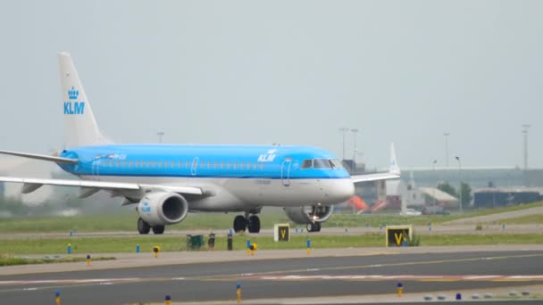 KLM Cityhopper Embraer 190 taxi — Stock video