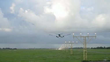 Sabah açılış öncesi yaklaşan uçak