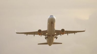 Jet uçağı kalkıyor.