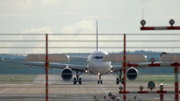 Frenado del avión a reacción después del aterrizaje — Vídeo de stock