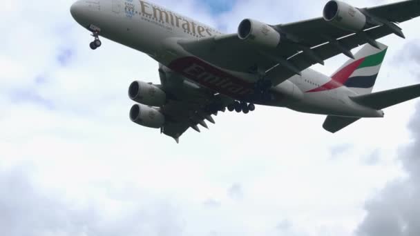 Airbus 380 Emirates in avvicinamento — Video Stock