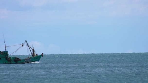 Рыбацкие лодки в океане — стоковое видео