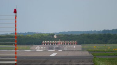 İnişten önce turboprop uçağı yaklaşıyor.