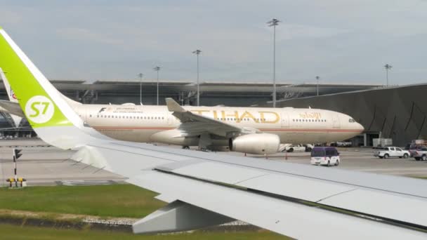 Αεροπλάνα στο αεροδρόμιο Suvarnabhumi — Αρχείο Βίντεο