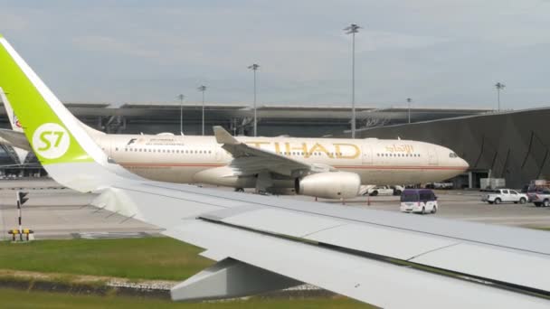 Flugzeuge auf dem Flughafen Suvarnabhumi — Stockvideo