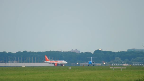 Klm cityhopper fokker f70 vor der Abfahrt — Stockvideo