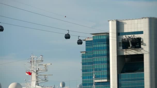 新加坡 2018年11月24日 缆车从上面前往圣淘沙公园和海洋船在新加坡邮轮中心区域客运码头 海滨和 — 图库视频影像