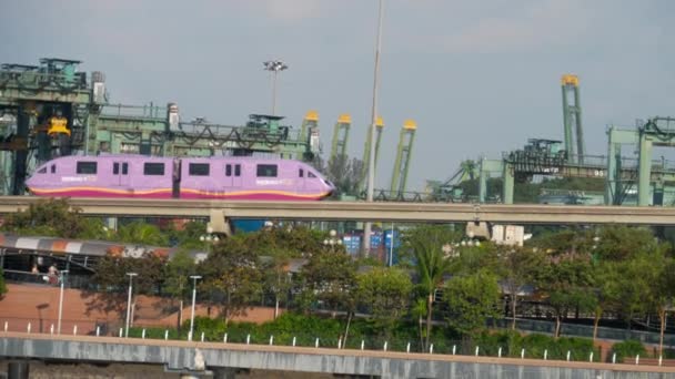 Monotrilho de trem para a ilha Sentosa — Vídeo de Stock