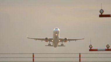 Jet uçağı kalkıyor.