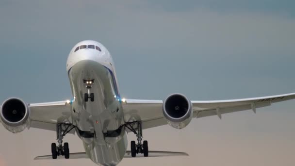 Salida del avión de cuerpo ancho — Vídeos de Stock