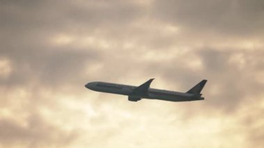 Changi, Singapore - 24 Kasım 2018: Changi Havalimanı'na, Singapur Singapur Havayolları Boeing 777 kalkış
