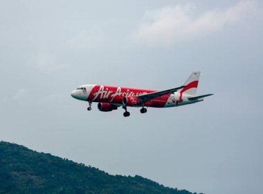 Phuket, Tayland - 29 Kasım 2016: Airbus A320-216, Hs-Abt Airasia, Phuket Uluslararası Havaalanı'nda geldi