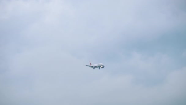 Avión de pasajeros acercándose — Vídeos de Stock