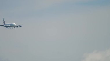 İnişten önce geniş gövdeli uçak yaklaşıyor.