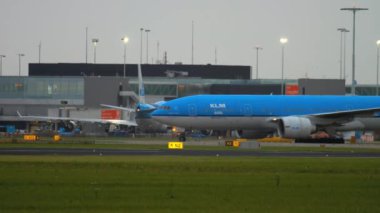 Amsterdam, Hollanda - 27 Temmuz 2017: Klm Asya Boeing 777 Ph-iniş sonra Taksilemek Bqh. Shiphol Airport, Amsterdam, Hollanda