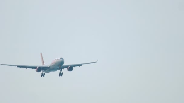 Airbus 330 approchant au-dessus de l'océan — Video