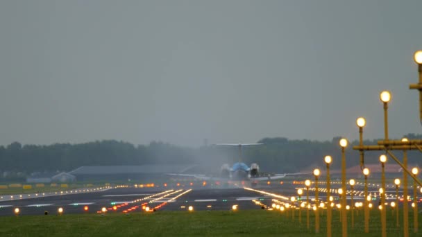 KLM Cityhopper Fokker 70 aterrizaje — Vídeo de stock