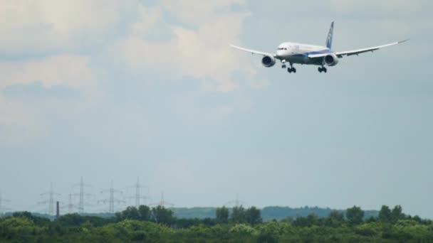 โบอิ้ง 787 Dreamliner ANA ใกล้เข้ามาแล้ว — วีดีโอสต็อก