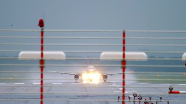 Repülőgép indulása esős időben — Stock videók