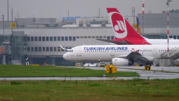 Török légitársaság Airbus A321 gurulás — Stock videók