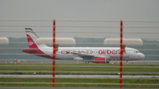 Avión taxiando en tiempo lluvioso — Vídeos de Stock