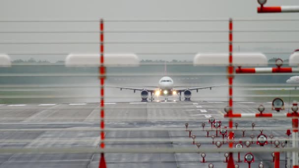 Partida do avião em tempo chuvoso — Vídeo de Stock