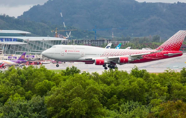 Boeing Rossiya landing in the rain — Stock Photo, Image