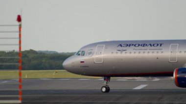 Düsseldorf, Almanya - 21 Temmuz 2017: Aeroflot Airbus A321 Vp-Bfx sıra pist önce günbatımında hareket. Dusseldorf Havaalanı