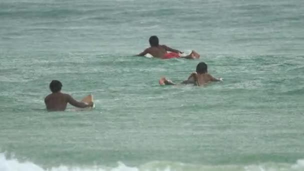 Surfers στα κύματα στο havy βροχή — Αρχείο Βίντεο