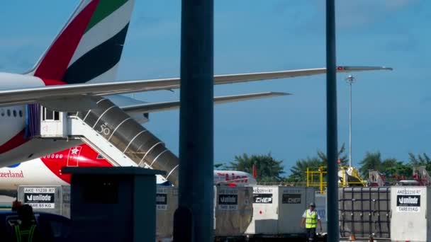 Avión en rodaje antes de la salida — Vídeos de Stock