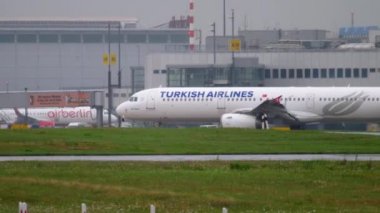 Türk Hava Yolları'nın Airbus A321 Taksilemek