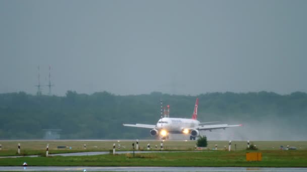 Avión aterrizando con tiempo lluvioso — Vídeo de stock