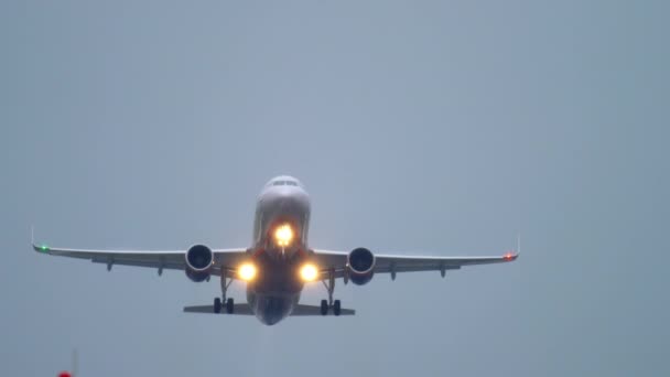 Salida del avión con tiempo lluvioso — Vídeos de Stock