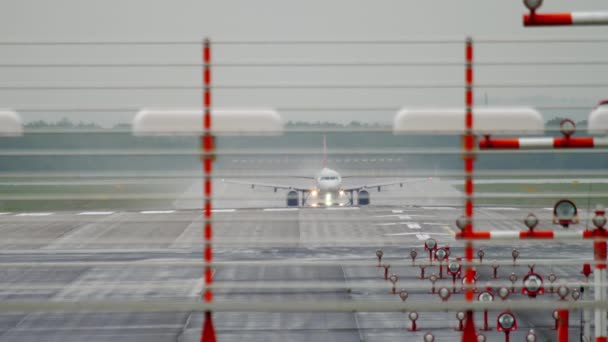 Flugzeugabflug bei Regenwetter — Stockvideo