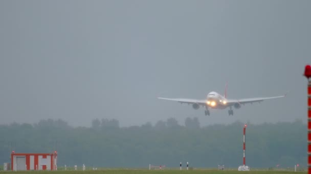 Avión aterrizando con tiempo lluvioso — Vídeo de stock