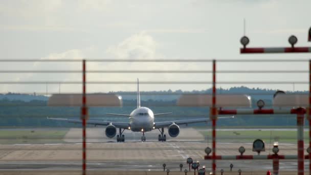 Frenado del avión a reacción después del aterrizaje — Vídeos de Stock