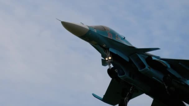 시범 비행 중 수호이 Su-34 풀백 — 비디오