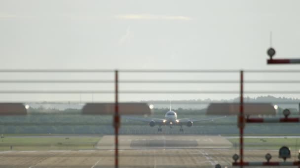 Großraumflugzeug landet — Stockvideo