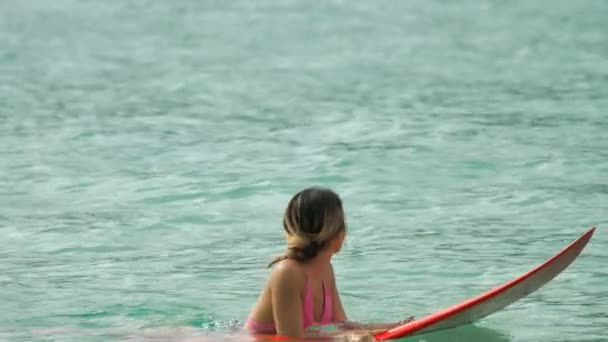 Phuket Thailand November 2017 Surfer Vrouw Oceaan Buurt Van Nai — Stockvideo