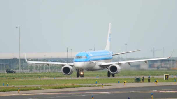 KLM Cityhopper Embraer 190 rullaggio — Video Stock