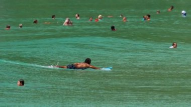 Sörfçü dalgaları üzerinde